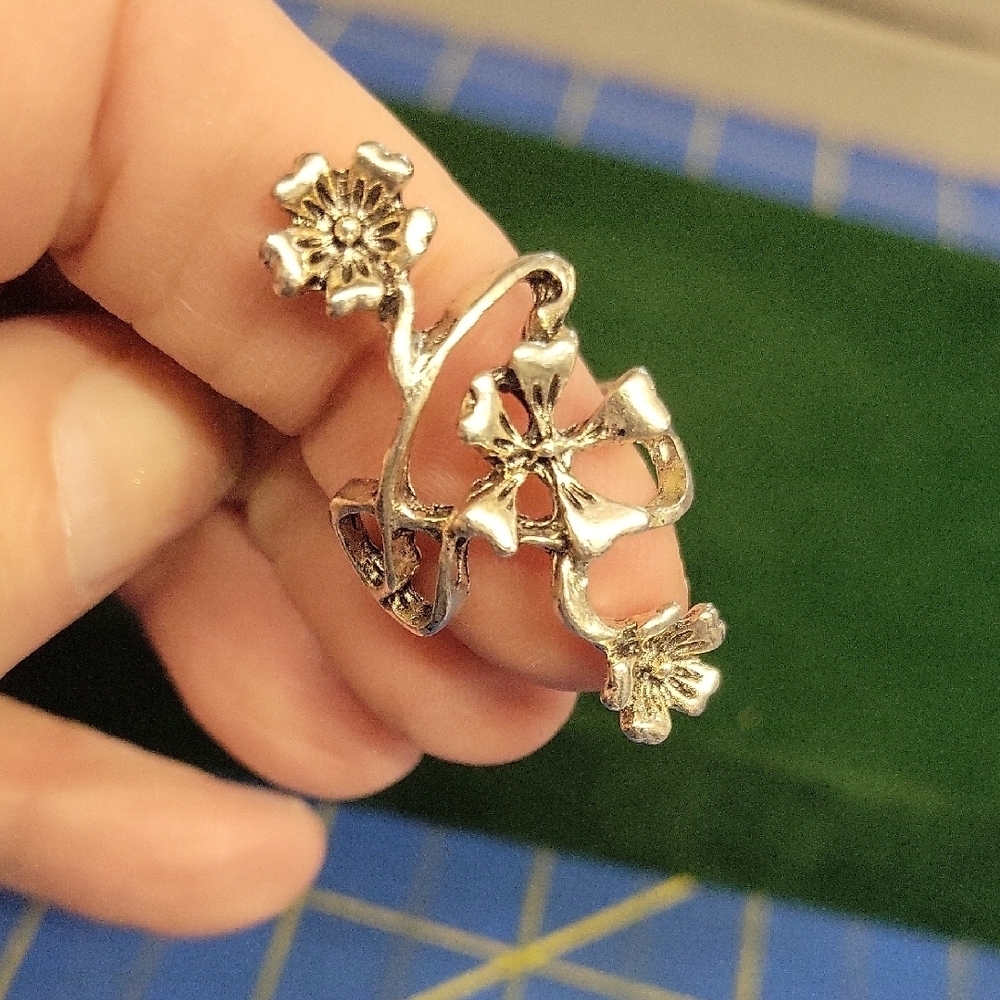 Floral Silver Tone Ring Size 5